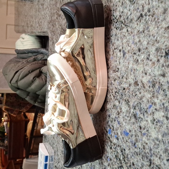 BEBE "CHARLIE" Sneakers. Sz. 6.5, Gold metallic and matte black. Small spot on - Picture 9 of 17
